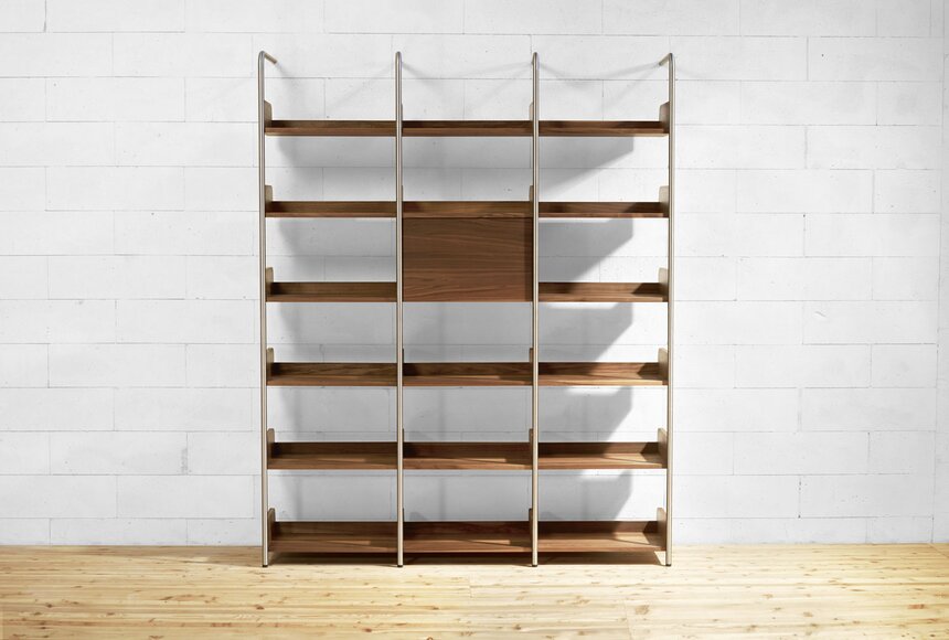 filigranes Bücherregal aus Nussbaum