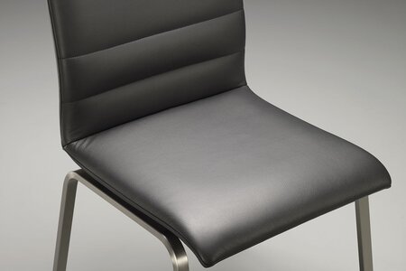 CARLA Esszimmerstuhl aus Schweizer Produktion von solid.