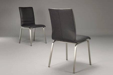 Bequemer Schweizer Stuhl beim dem das Polster nach Wahl gewählt werden kann