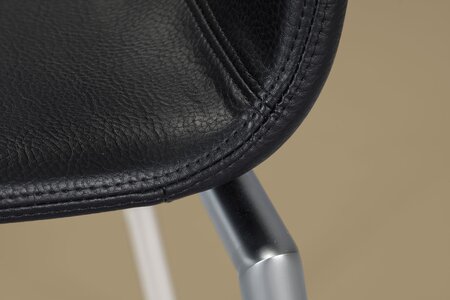 Gradliniger Stuhl mit hoher Rückenlehne