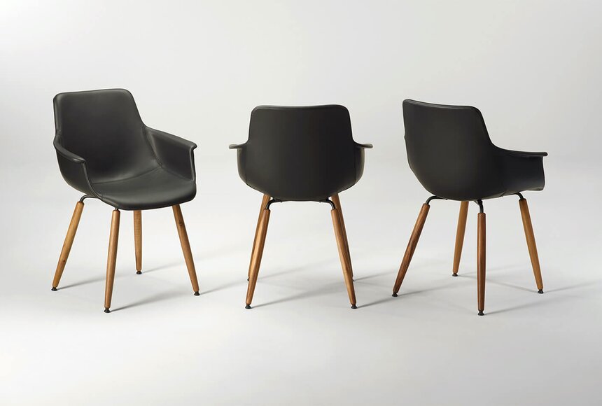 Polsterstuhl FINN mit geölten Massivholzbeinen aus Schweizer Produktion