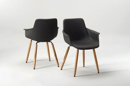 Schalenstuhl mit verschiedenen Bezügen in Stoff und Leder erhältlich