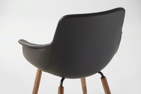 Eleganter Schalenstuhl FINN in der Schweiz Produziert