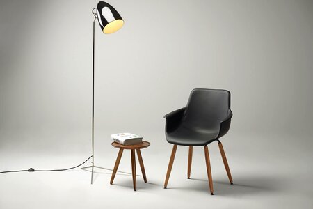 Schalenstuhl mit Holzbeinen aus Buttisholz