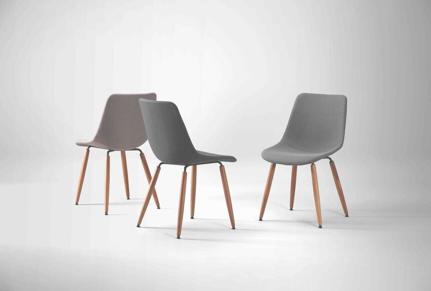 Bequemer Polsterstuhl mit Massivholzbeinen aus Buttisholz 