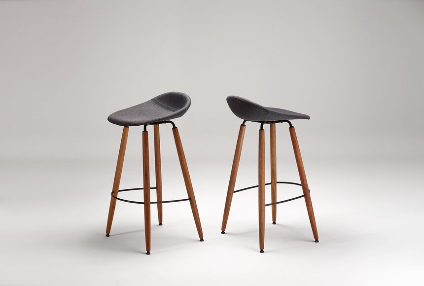 Barstühle mit Massivholzbeinen aus Schweizer Produktion