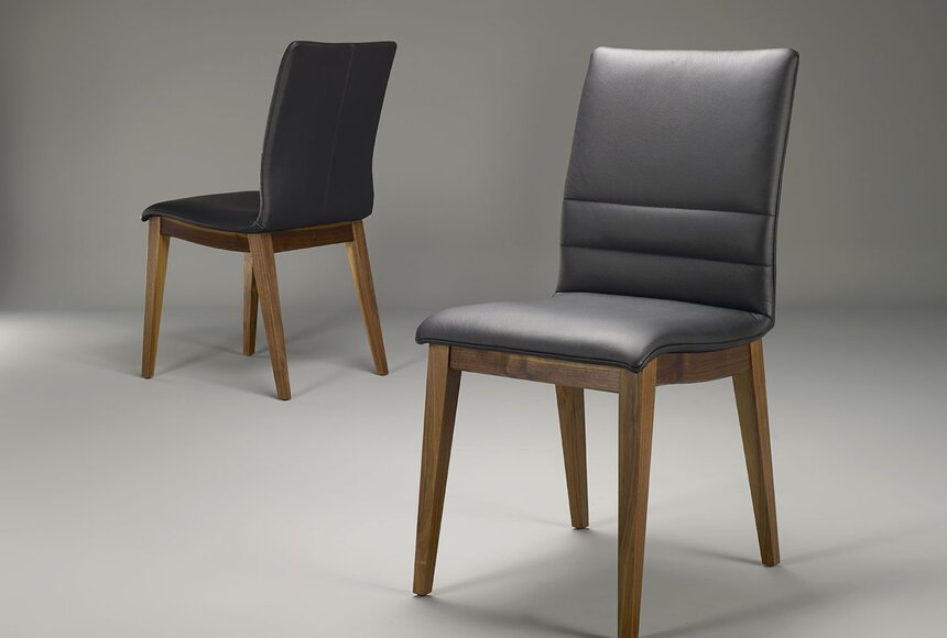 Polsterstuhl mit hoher Rückenlehne und Holzgestell