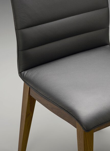 Lederstuhl mit Massivholzgestell