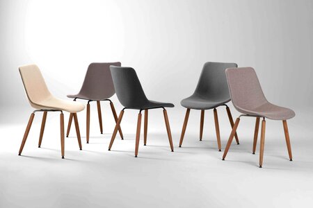 Stoffstuhl LINN von solid. Tisch