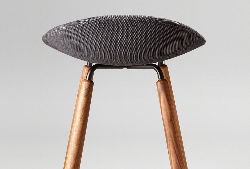 Schlichter Barstuhl aus Schweizer Produktion