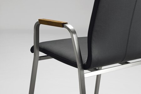 Stuhl PABLO mit Edelstahl, Polsterbezug und Massivholz aus Schweizer Produktion