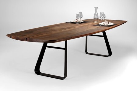 Massivholztisch aus Nussbaum mit Edelstahlfüssen