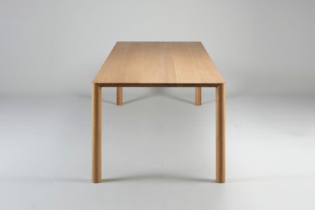 Frontansicht filigraner Massivholztisch